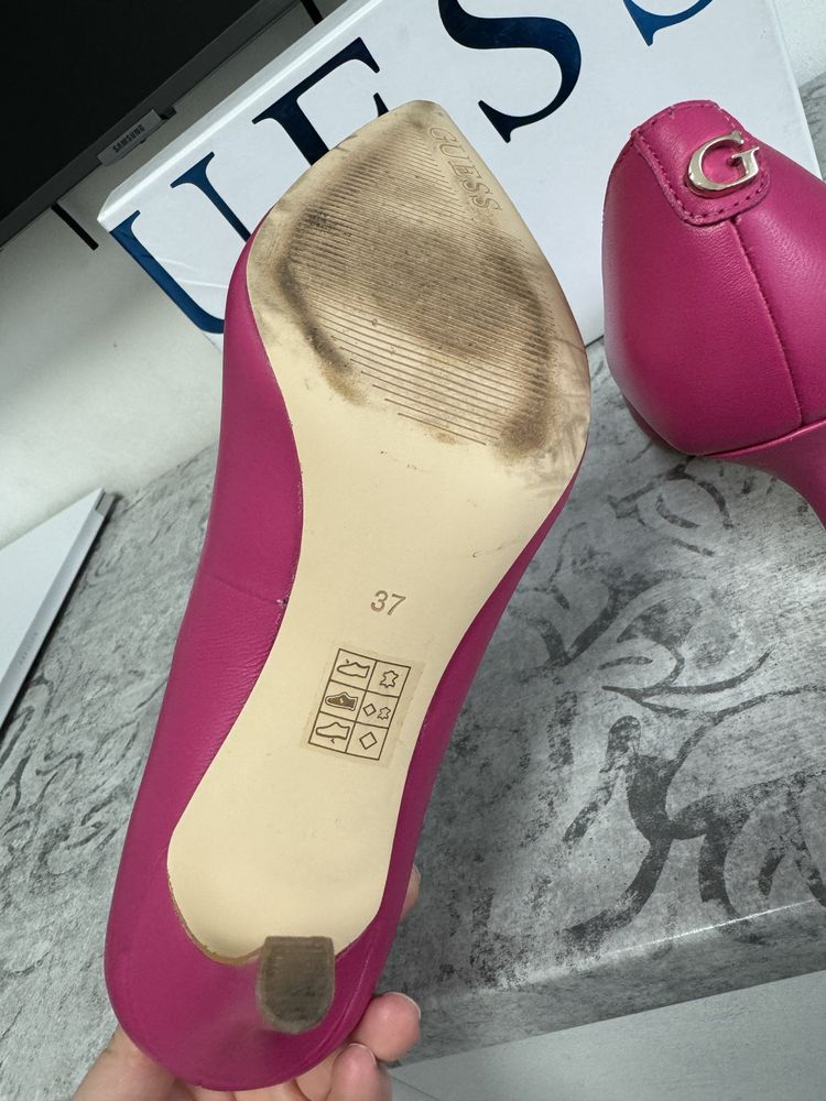 Жіночі туфлі на шпильці Guess