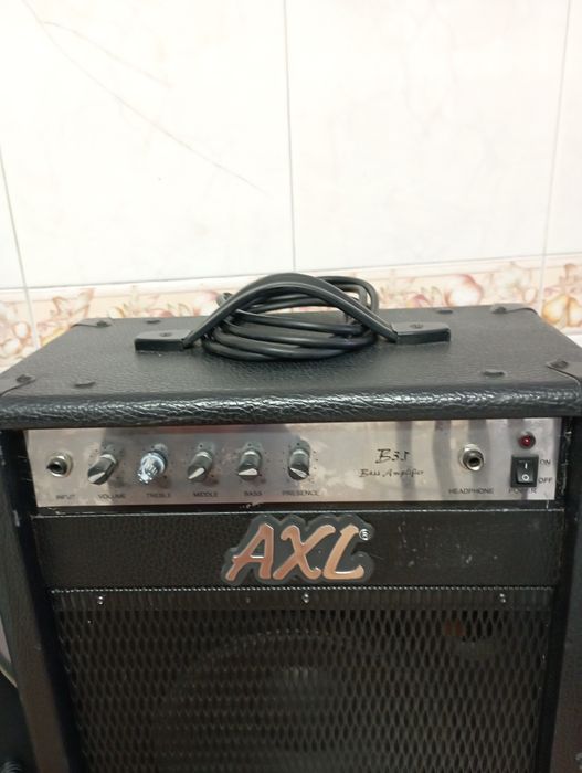 Vendo baixo Cort C4H , mais amplificador de baixo , tudo impecável