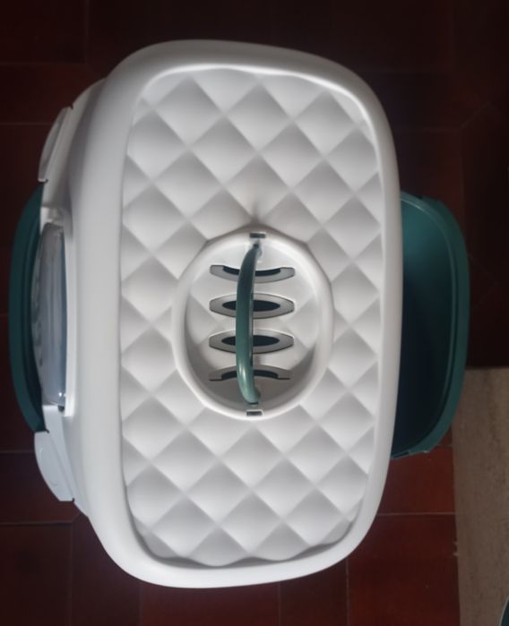 Caixa de areia fechada para gato