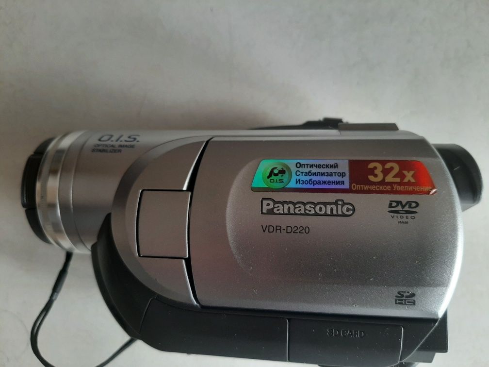 Продам відеокамеру Panasonic VDR-D220