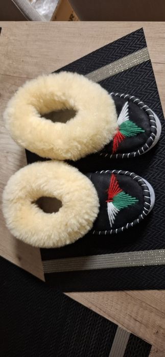 Nowe, ciepłe kapcie góralskie z haftem