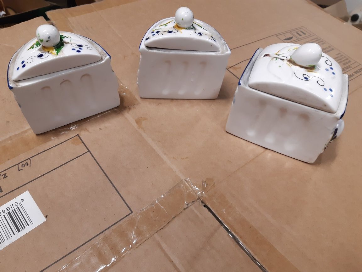 Pojemniki  porcelanowe na sól cukier   itp z Prl-u 3szt.
