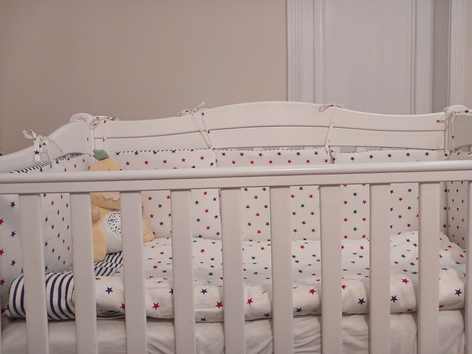 Дитяче біле ліжечко з висувною шухлядою і маятником механізмом