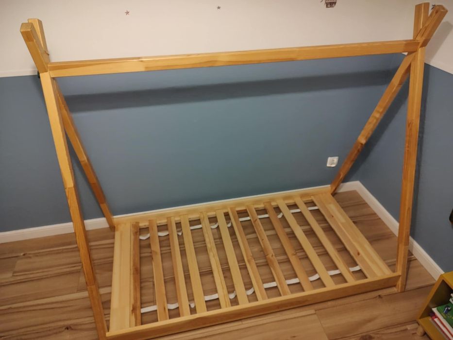 Łóżko tipi drewniane z materacem