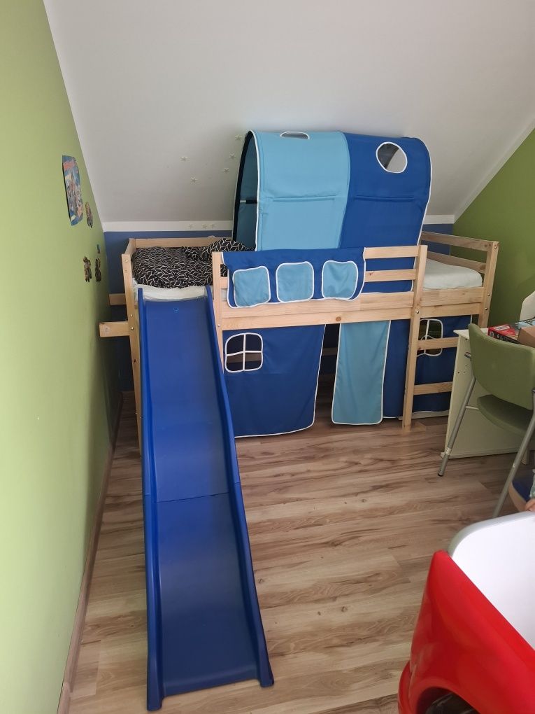 Łóżko ze zjeżdżalnią