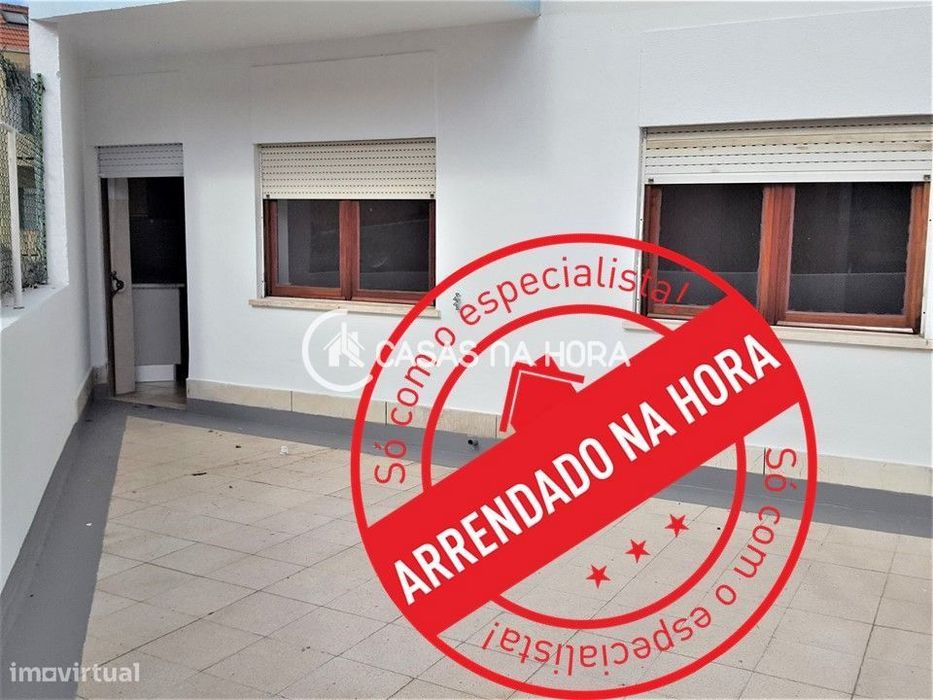 T3 na zona do hospital de Setúbal com logradouro.