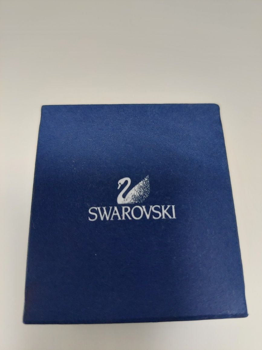 Anel Swarovski com caixa.