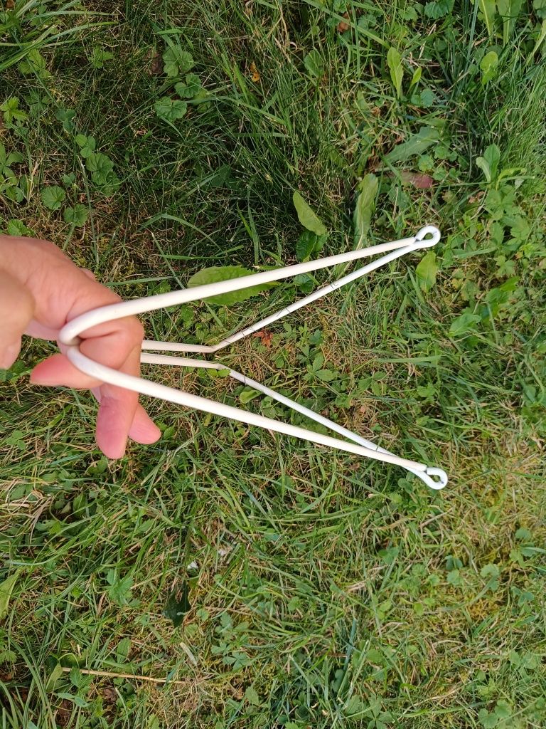 2 wsporniki do zawieszenia półki białe, metalowe