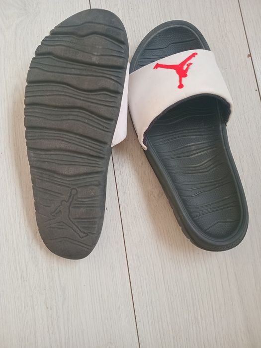 Оригінальні шльопанці jordan розмір 39.5
Jordan