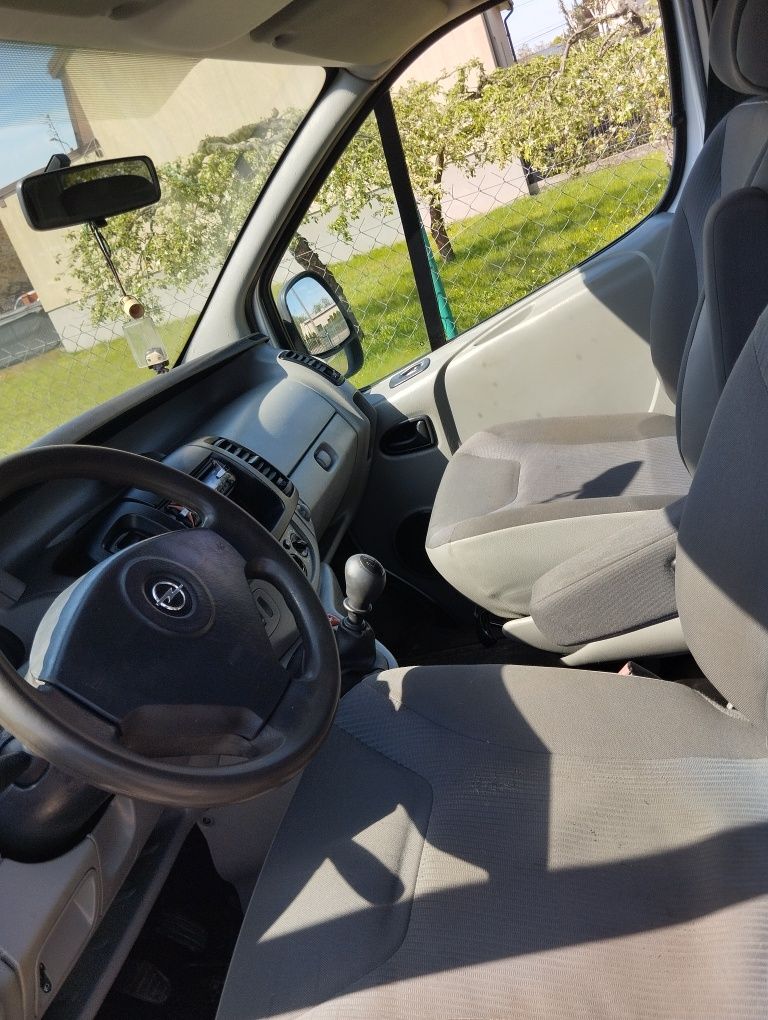 Opel Vivaro 5 osobowy w ciagłym użytkowaniu