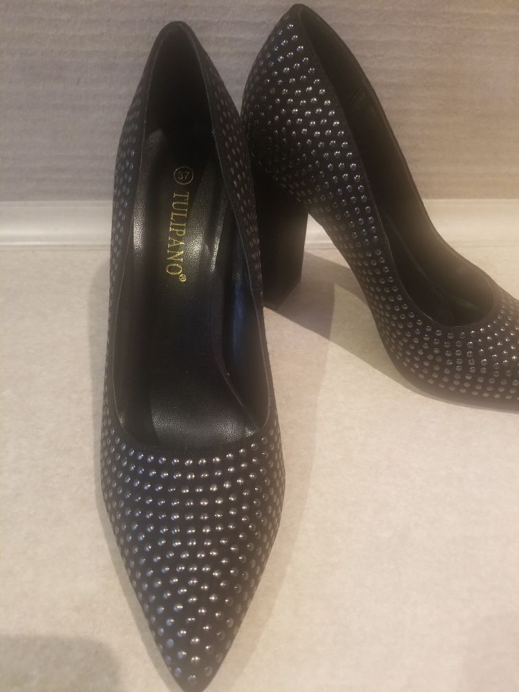 Czarne buty na obcasie 37r.