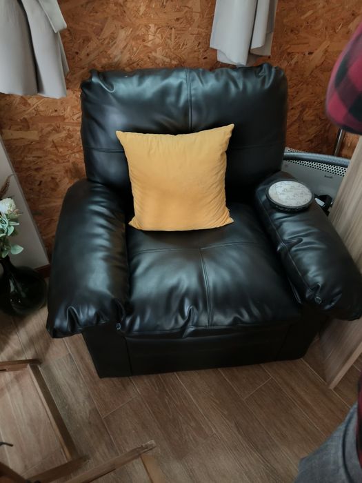 Sofá  em napa 3 lugares