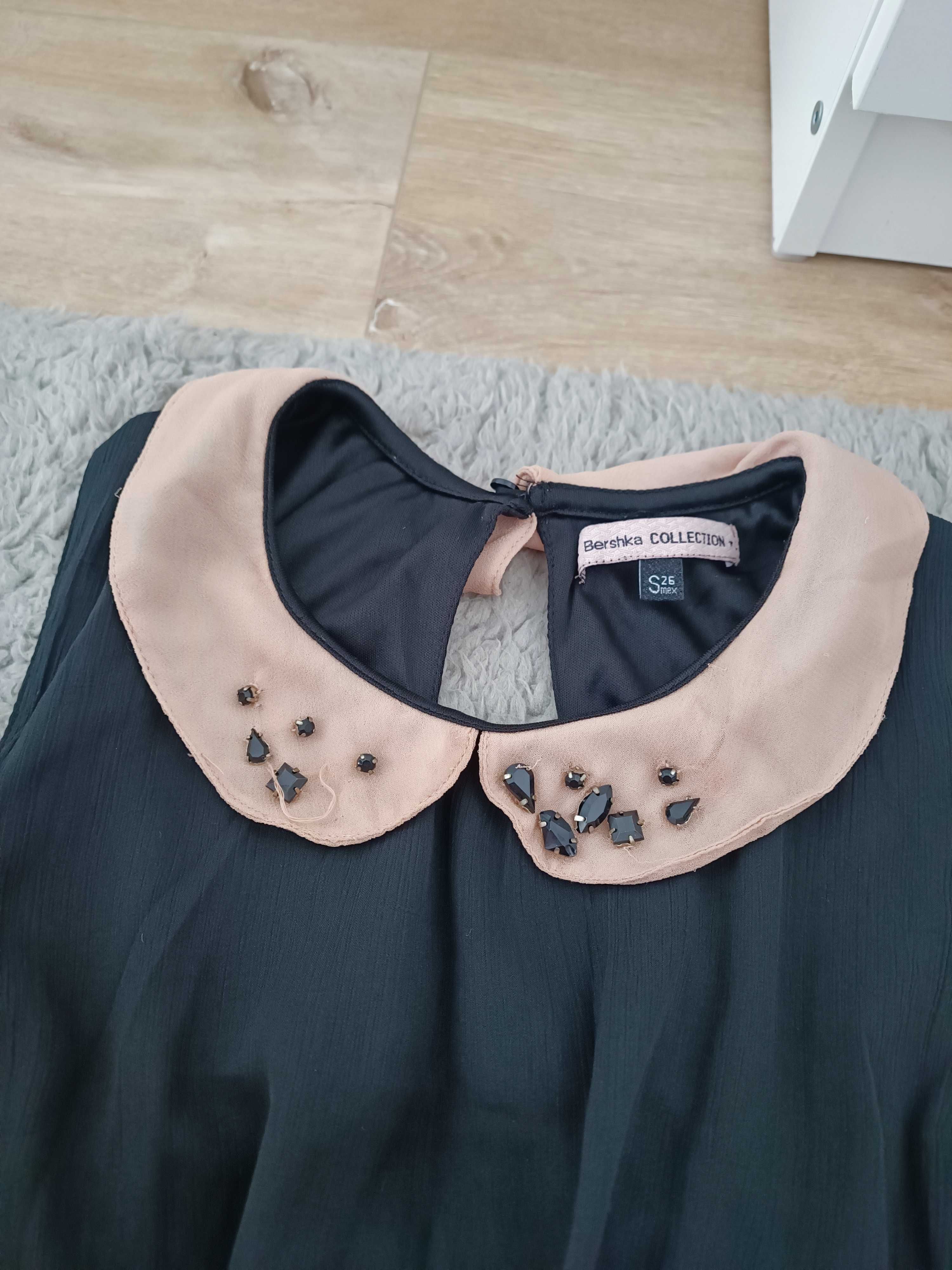 Mała czarna sukienka z kołnierzykiem Bershka r S