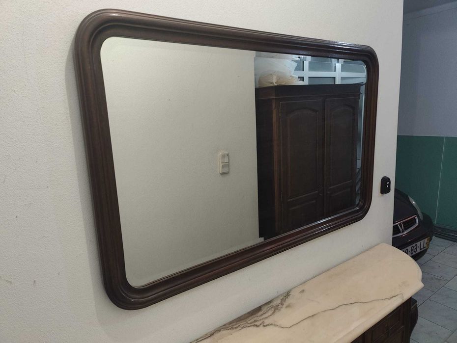 Vendo Espelho com Muldura de Madeira