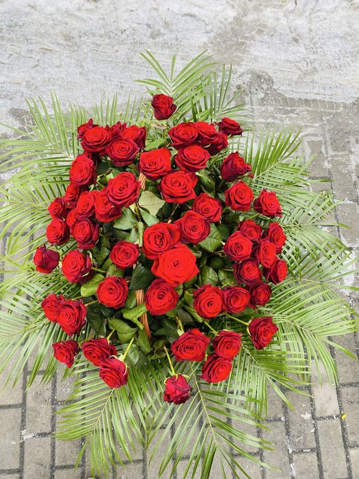 Вінок із живих троянд корзина із живих квітів