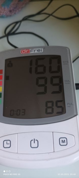 Автономний тонометр працює від розетки та на батарейках