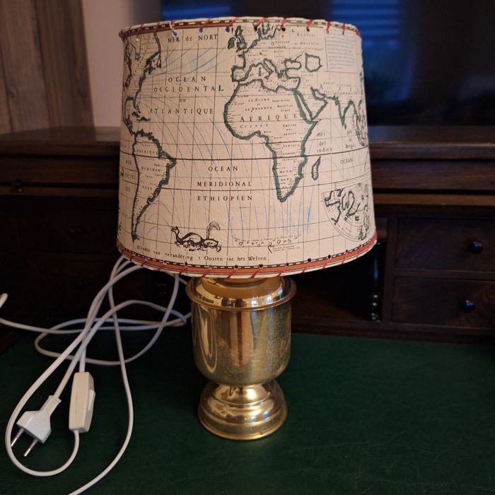 Lampa stołowa z mapą świata