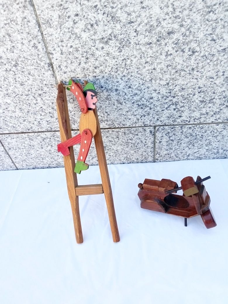 Brinquedos em madeira e plástico
