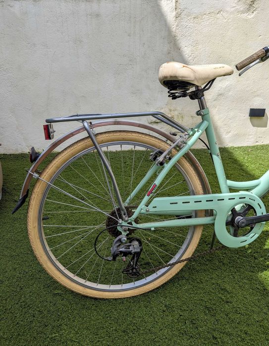 Bicicleta Clássica de Senhora com Cesto e Capacete - Nova