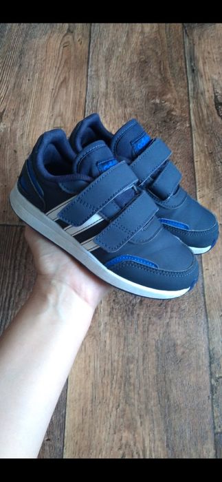 Zadbane  chłopięce buciki adidas na rzepy Lekkie