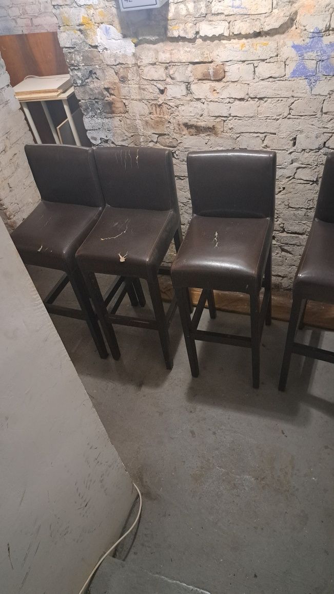 Hokery i stół przykrecany do ściany.