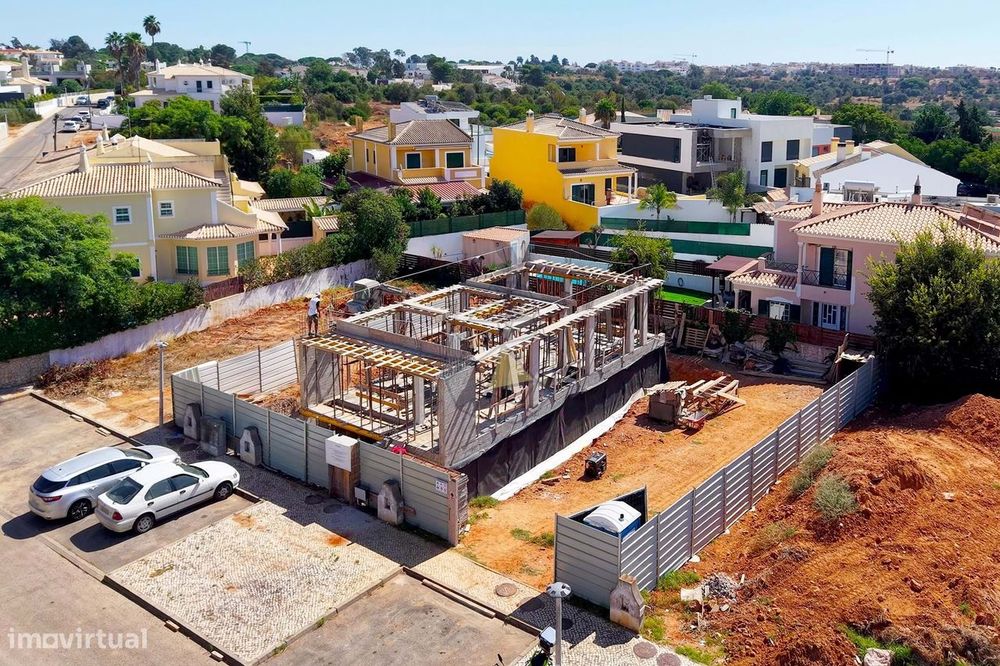 Moradia Contemporânea com 3 quartos e um escritório, em construção