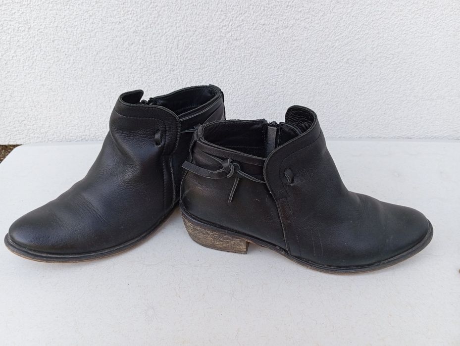 Czarne botki typu sztyblety