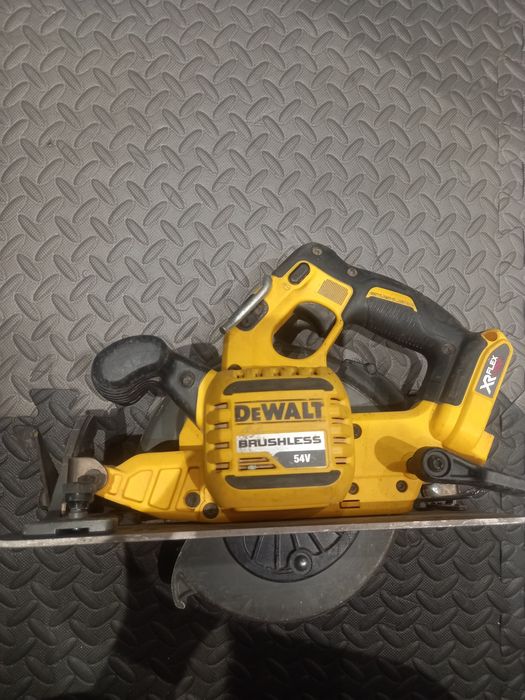 Pilarka dewalt DCS575