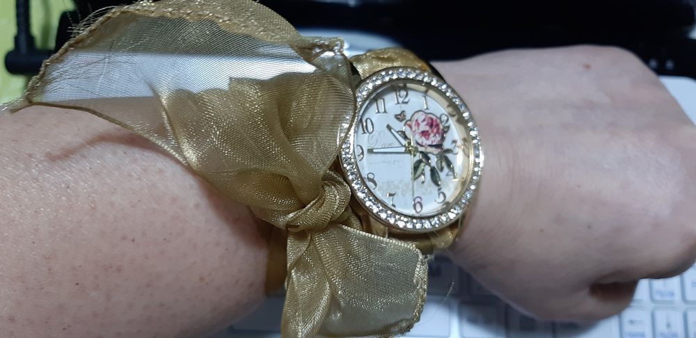 Relógio NOVO branco e  dourado