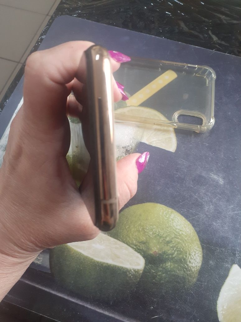 Продам IPHONE xs