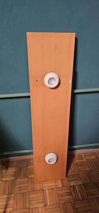 Pólka wiszaca z oświetleniem