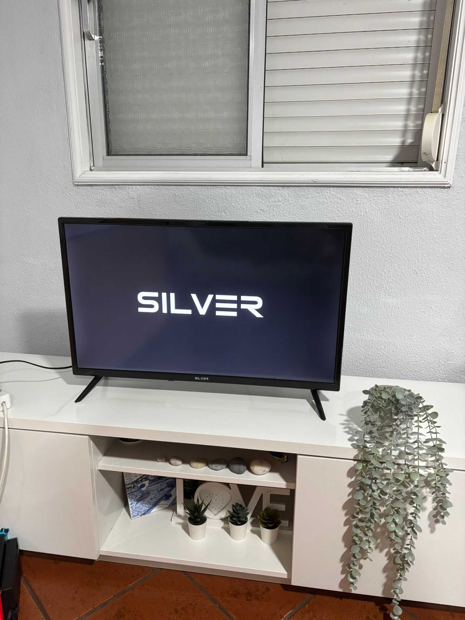TV 32" Silver Como nova