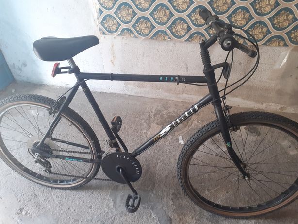 Bicicleta preta usada
