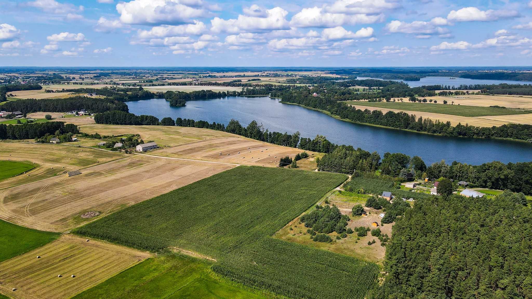 Sprzedam działkę  budowlaną w urokliwym miejscu ok . 100 m od jeziora