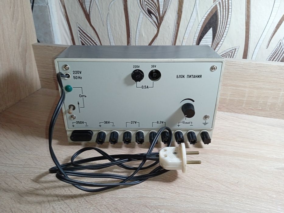 Радянський лабораторний блок живлення