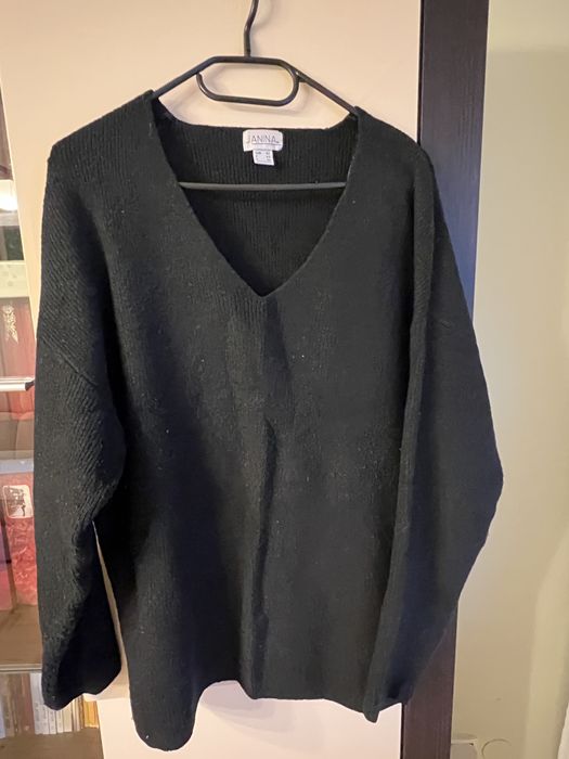 Sweter czarny z dekoltem V