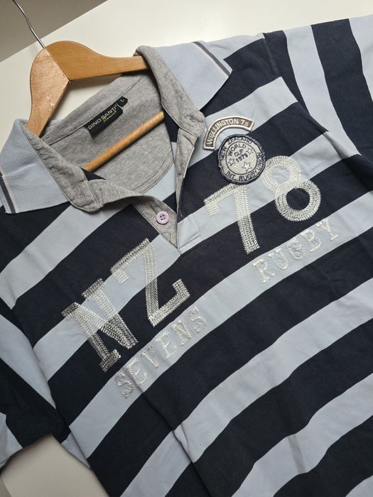 Męska koszulka polo w paski 
Bawełna
W błękitno-granatowe paski

Wymia