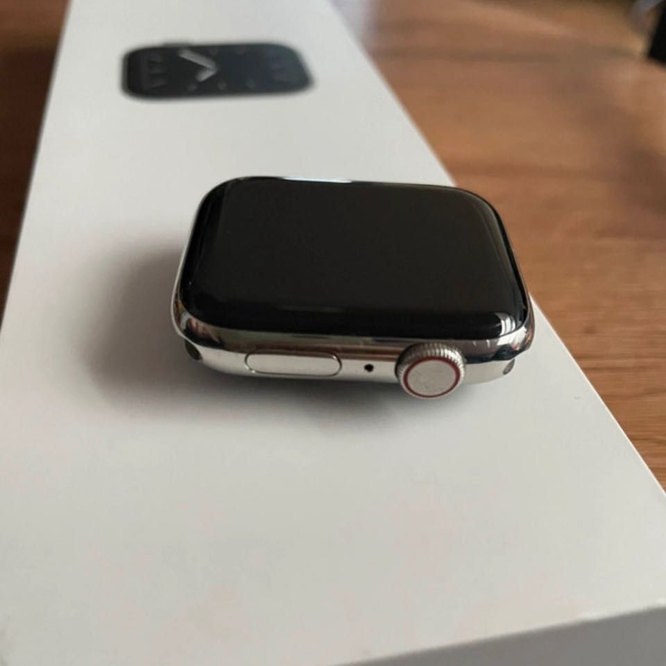 Apple Watch Series 5 44mm Stainless Milanese