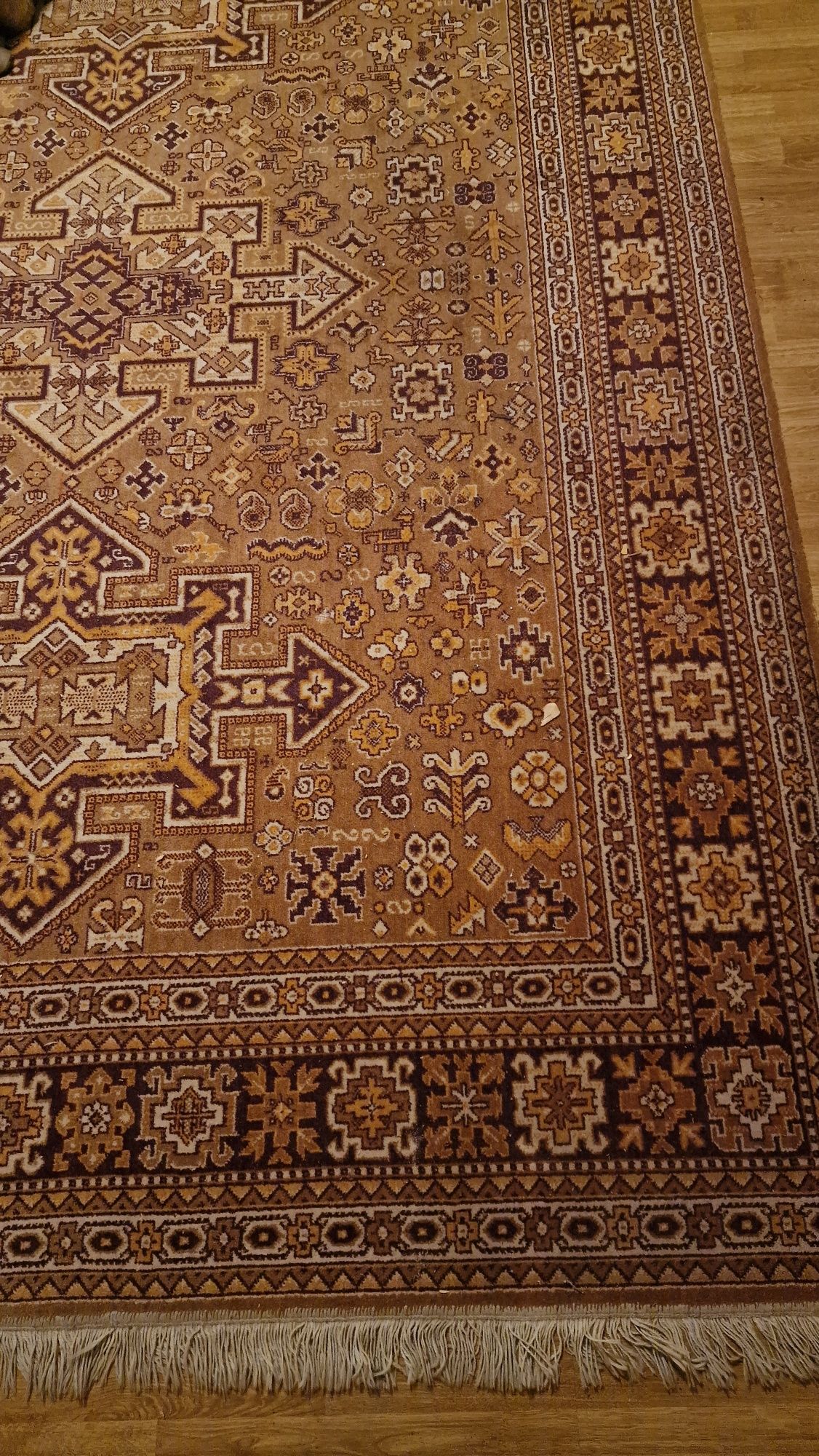 Stary wełniany dywan