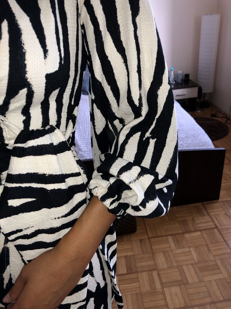 H&M czarno beżowa midi sukienka kreszowana zebra wiązana asymetryczna
