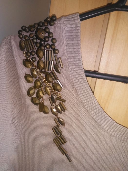 Sweter damski z cekinami zdobieniami na pagonach rozmiar M