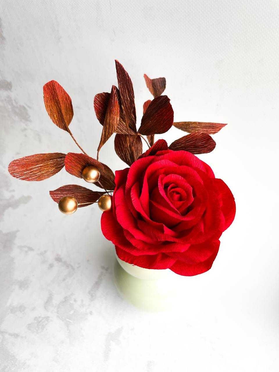 Róża czerwona z gałązkami