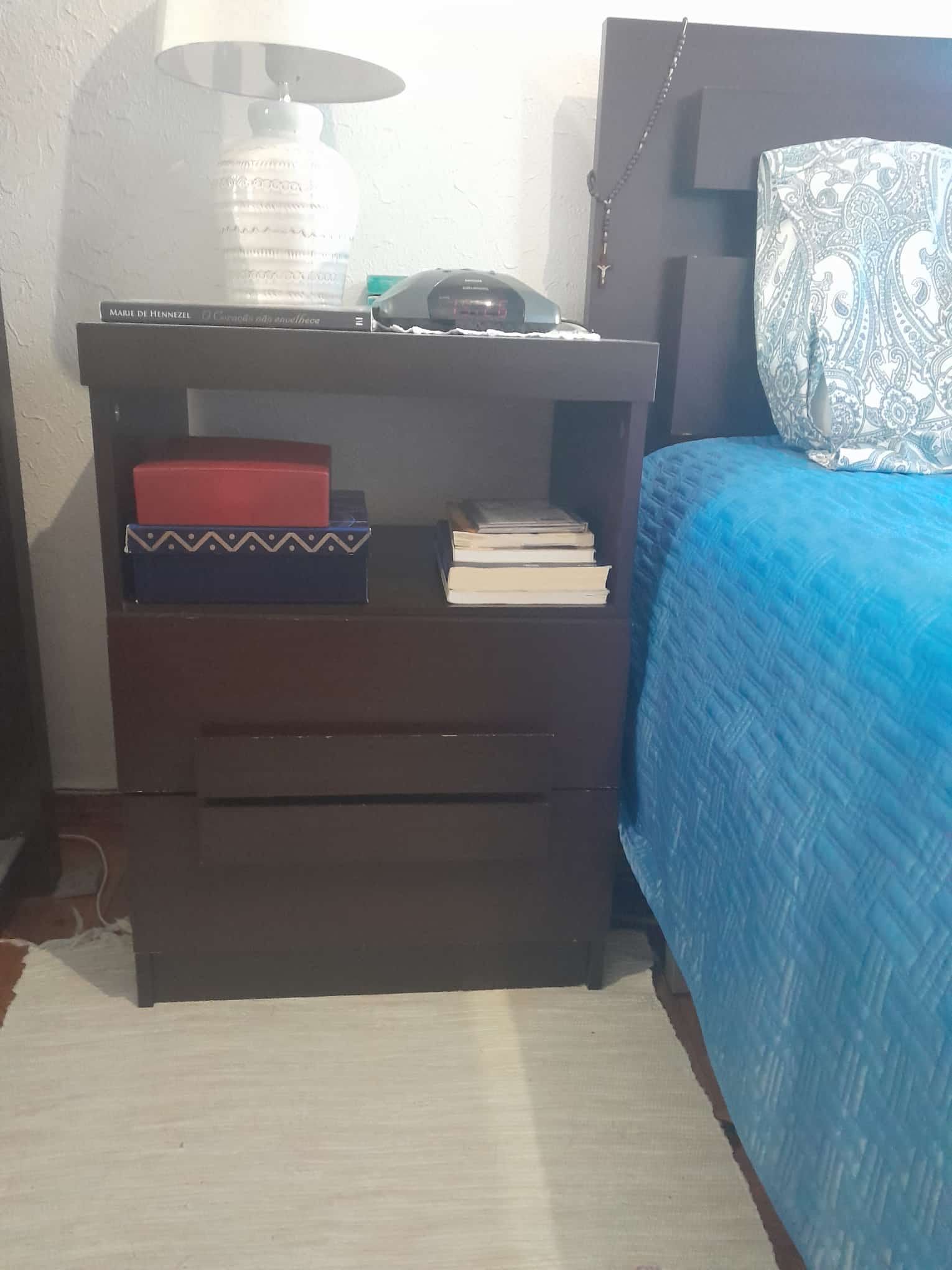 cama casal, colchão e mesas cabeceiras