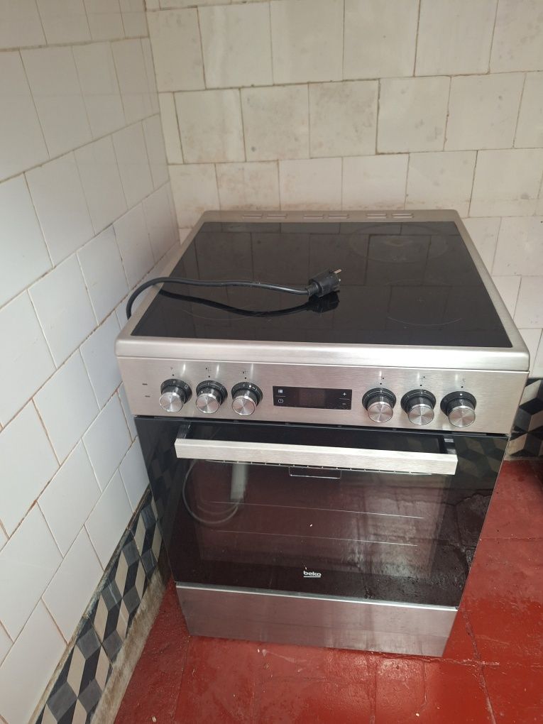 Vendo fogão com forno eléctrico belko em óptimo estado por 50 euros