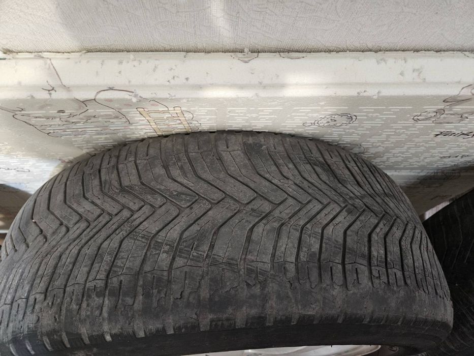 Резина всесизонна 255/55/R17 б/у 4 шт с дисками 5*108