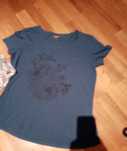 t-shirt azul escura com padrão preto