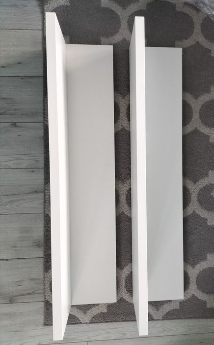 Białe półki ścienne