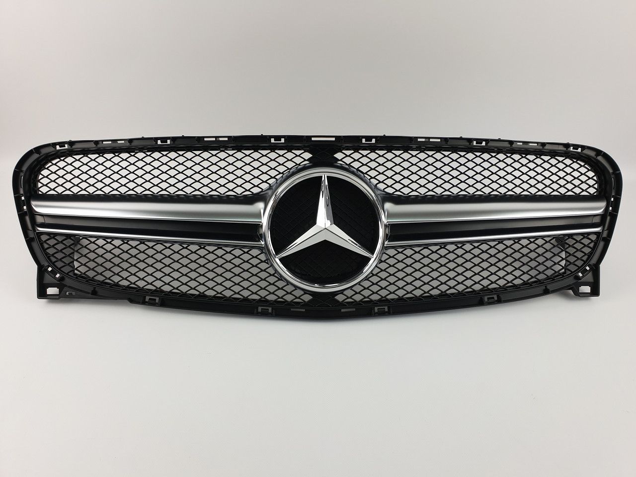 Решетка радиатора Mercedes GLA-Class X156 2013-2017 AMG серой полоской
