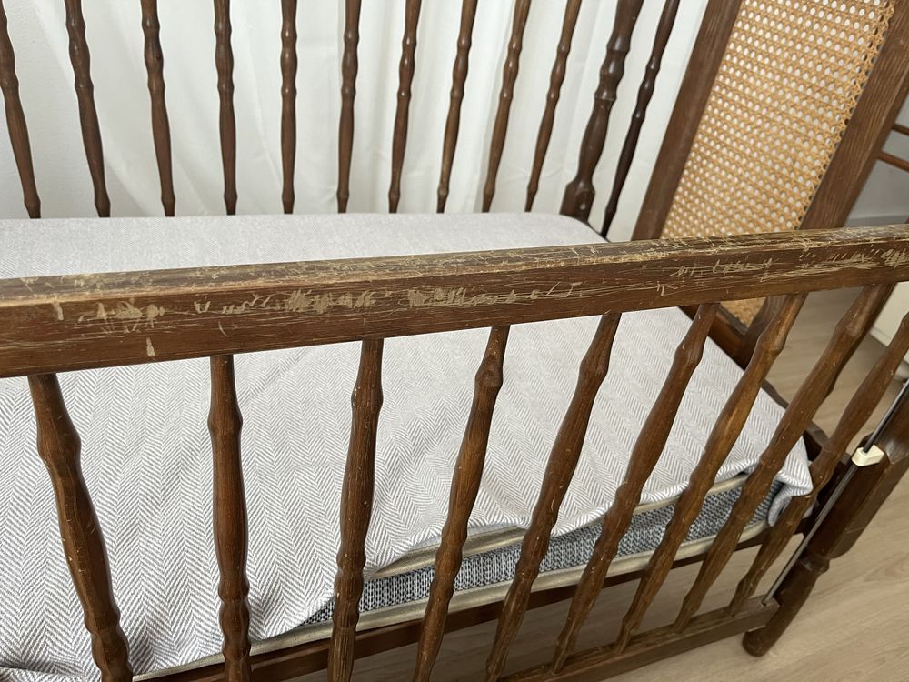 Berço/ cama de grades de madeira e palhinha para restaurar