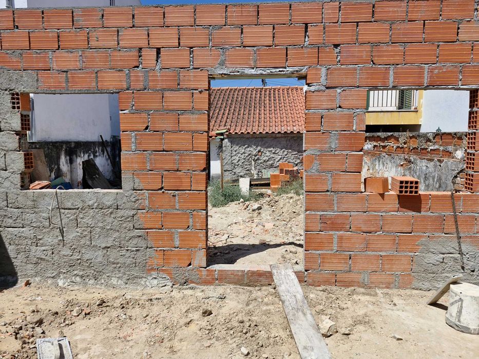 Terreno Urbano com 2 casas em Vale de Santarém